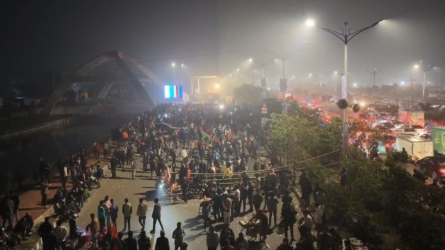 তারেক রহমানের প্রত্যাবর্তন: রাজধানীর ৩০০ ফিটে জনস্রোত, উচ্ছ্বসিত বিএনপি নেতাকর্মীরা